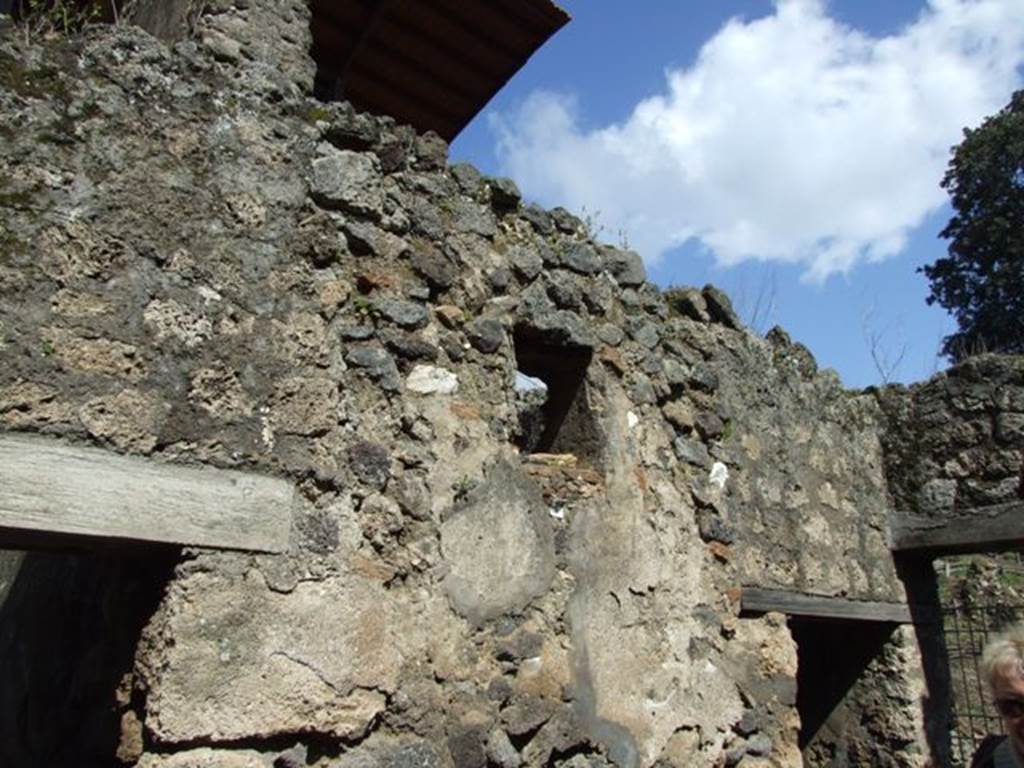 V.4.10 Pompeii.    March 2009.  North wall of entrance corridor.