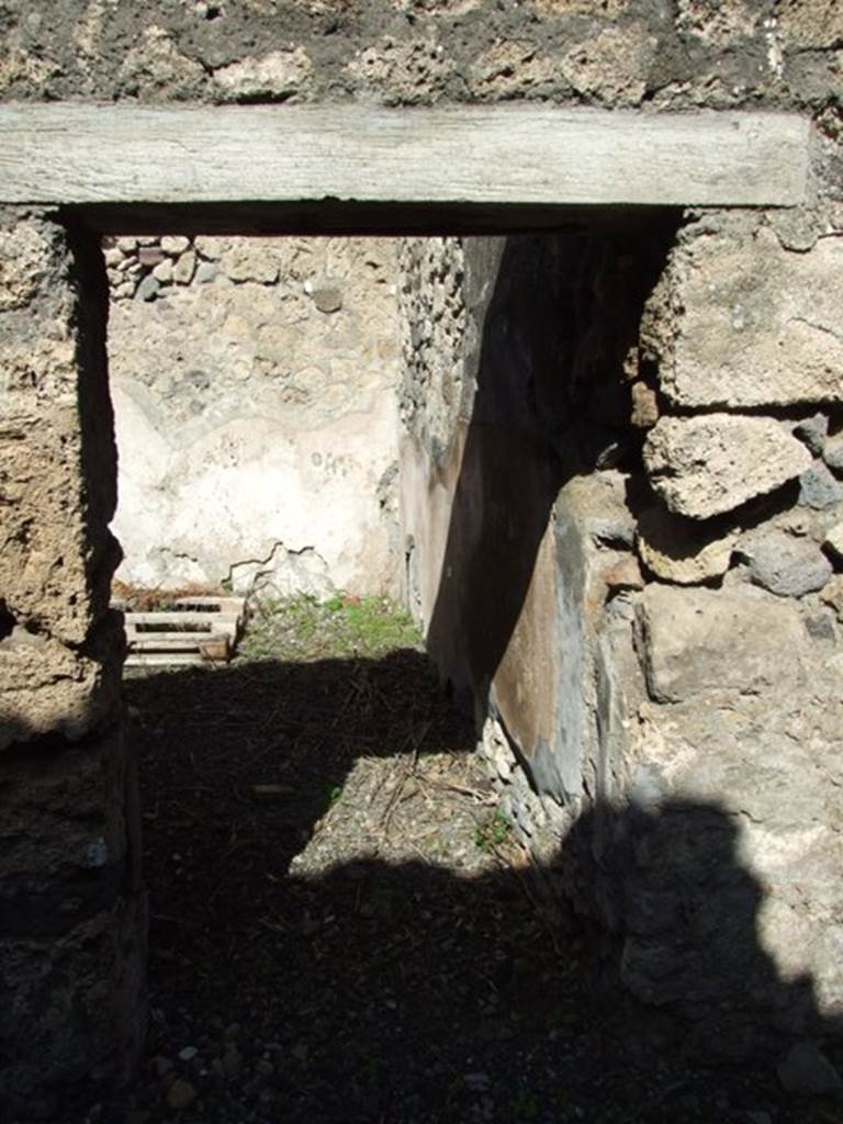 V.4.10 Pompeii. March 2009. Doorway into middle room on north side of corridor.