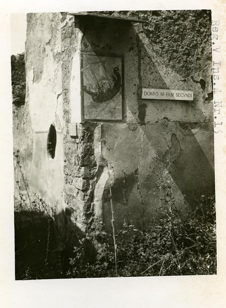 V.4.13 Pompeii. 1937-39. Painting on south entrance pillar. Photo courtesy of American Academy in Rome, Photographic Archive. Warsher collection no. 700.
