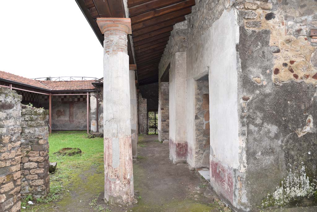 V.4.a Pompeii. March 2018. 
Room ‘l’ (L), looking east, with doorway to kitchen/latrine, on left, and south portico, centre right, from room ‘m’, small garden area, on right.       
Foto Annette Haug, ERC Grant 681269 DÉCOR
