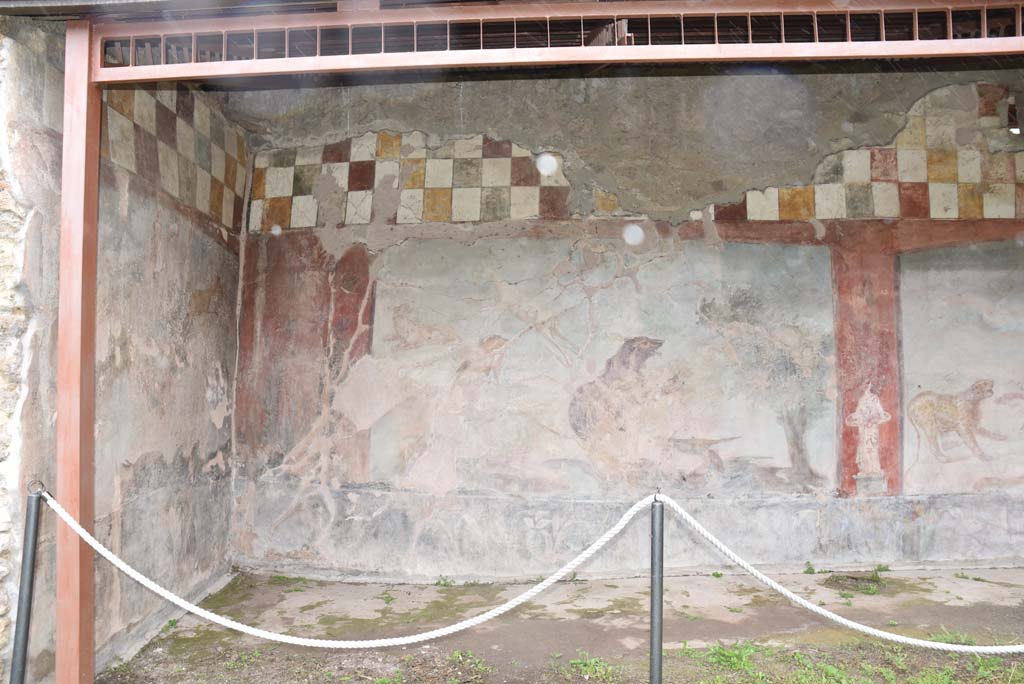 V.4.a Pompeii. March 2018. Room ‘l’ (L), looking towards north-west corner of garden area.      
Foto Annette Haug, ERC Grant 681269 DÉCOR
