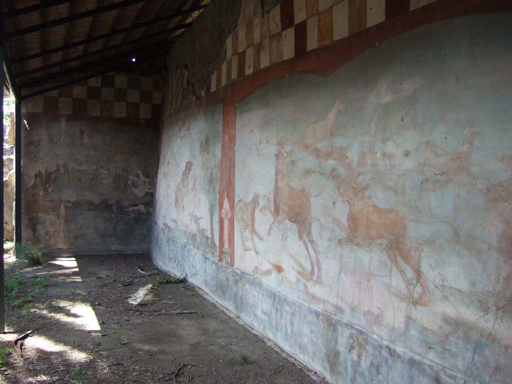 V.4.a Pompeii. May 2006. Hunting fresco with life-size animals on west and north wall of garden area, looking west.