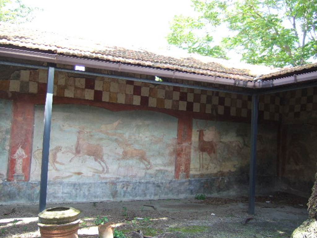 V.4.a Pompeii. September 2004.  Hunting fresco with life size animals on north wall of garden area.