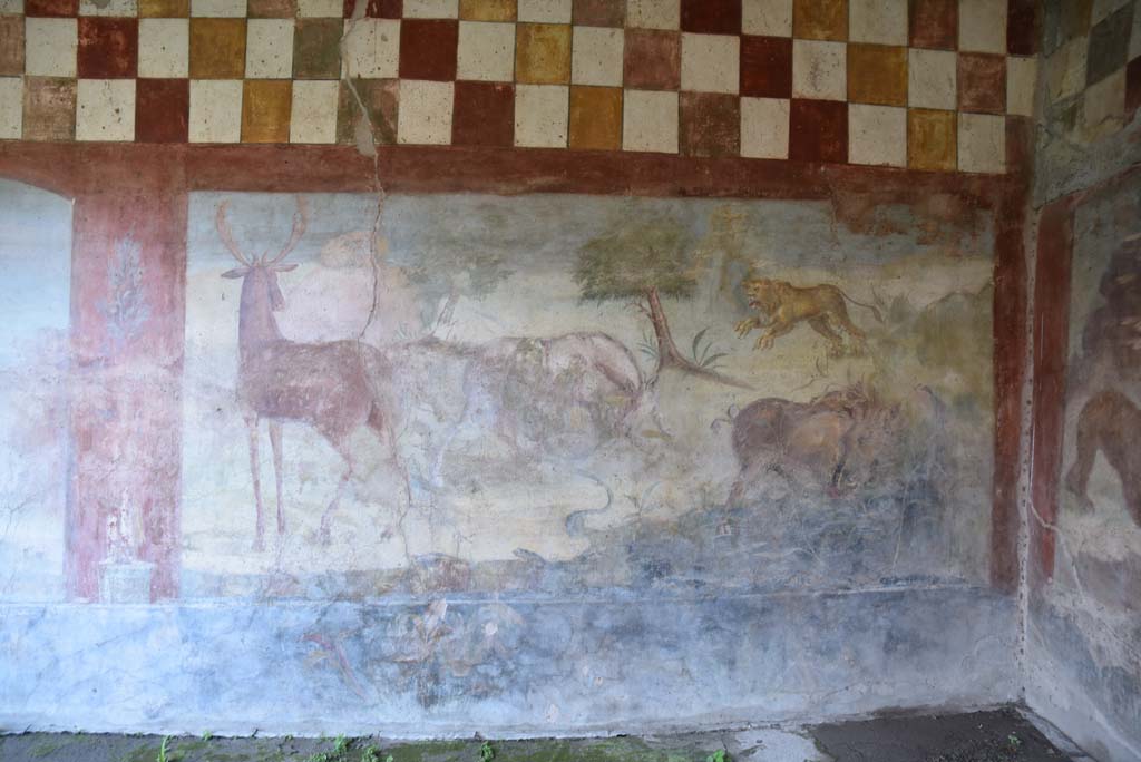 V.4.a Pompeii. March 2018. Room ‘l’ (L), hunting fresco from north wall at east end.     
Foto Annette Haug, ERC Grant 681269 DÉCOR
