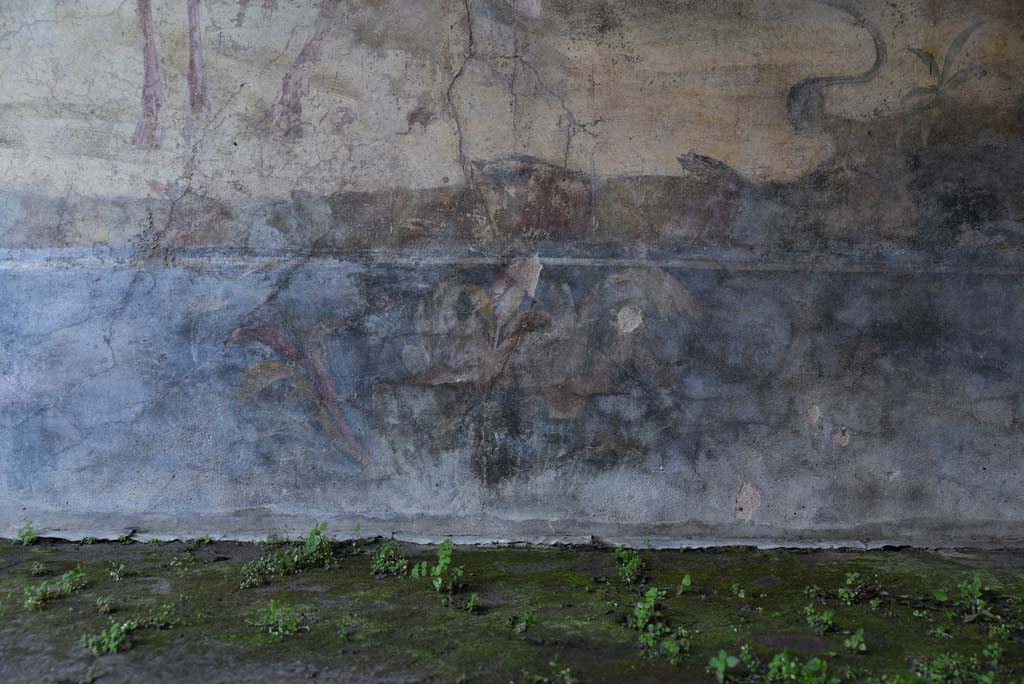 V.4.a Pompeii. March 2018. Room ‘l’ (L), detail from painted lower north wall at east end.      
Foto Annette Haug, ERC Grant 681269 DÉCOR

