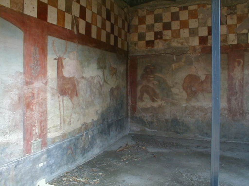 V.4.a Pompeii. May 2006. Hunting fresco with life size animals on north-east corner wall of garden area.