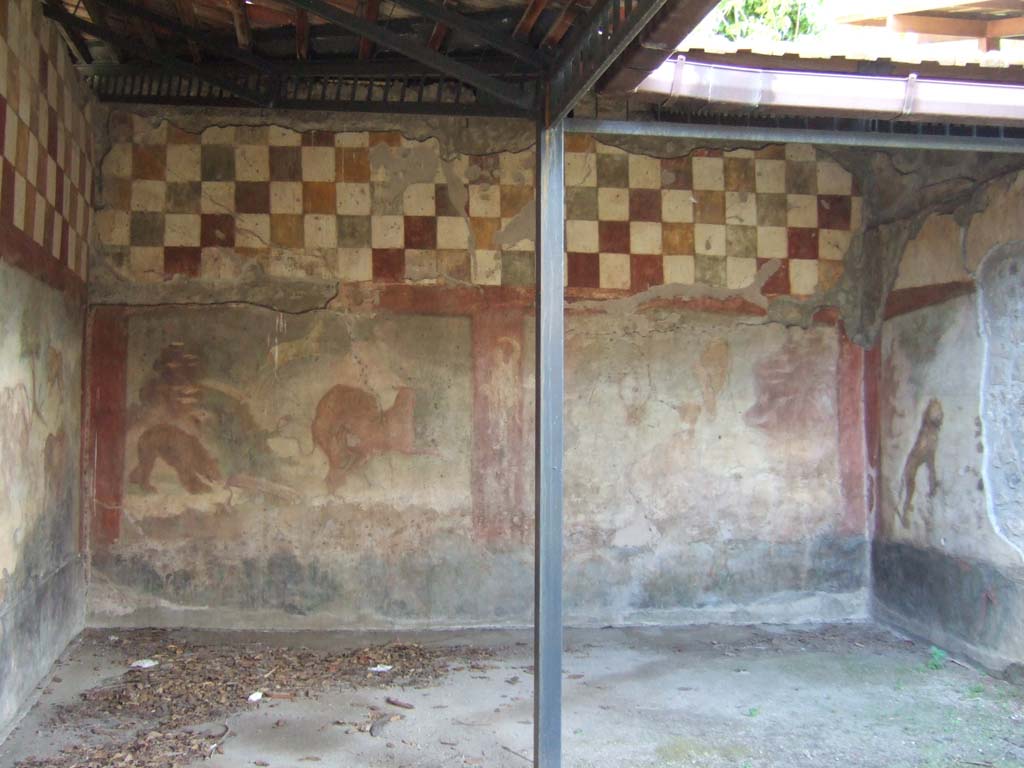 V.4.a Pompeii. May 2006. Room ‘l’ (L), hunting fresco with life-size animals on east wall of garden area.