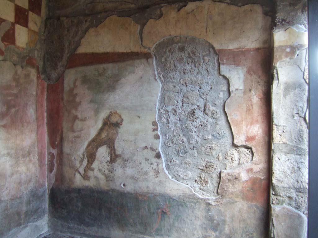 V.4.a Pompeii. May 2006. Room ‘l’ (L), hunting fresco with life-size animals on south wall of garden area.
