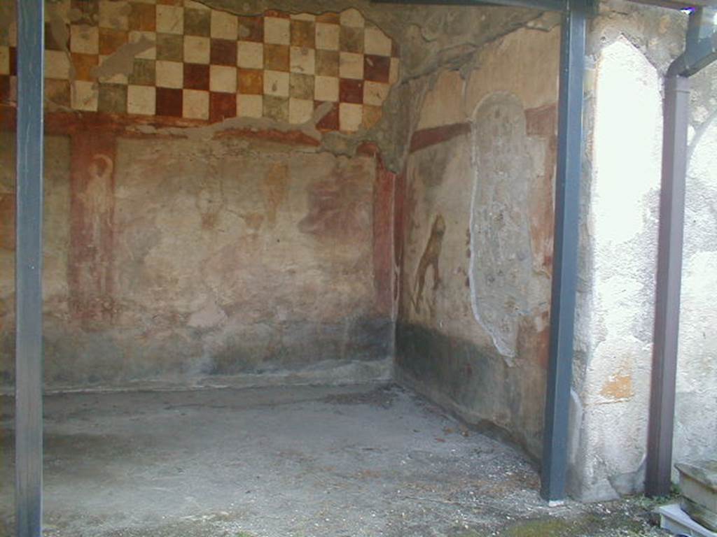 V.4.a Pompeii. May 2006. Hunting fresco with life-size animals on east and south walls of garden area..
