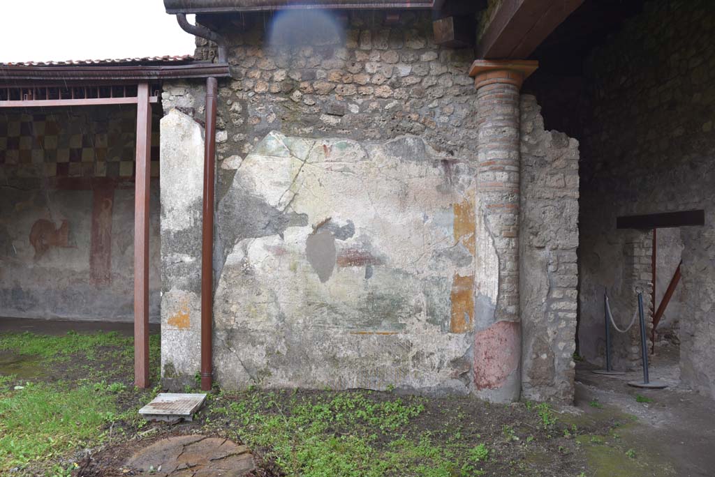 V.4.a Pompeii. March 2018. 
Room ‘l’ (L), looking towards east wall in south-east corner of garden, with corridor to V.4.11, on right.      
Foto Annette Haug, ERC Grant 681269 DÉCOR
