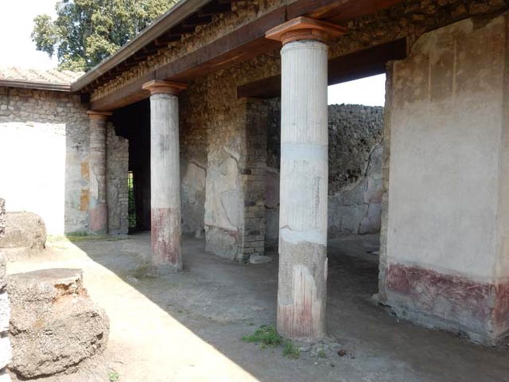 V.4.a Pompeii. May 2015. Looking south-east in garden area. Photo courtesy of Buzz Ferebee.  The large doorway is to the exedra.
