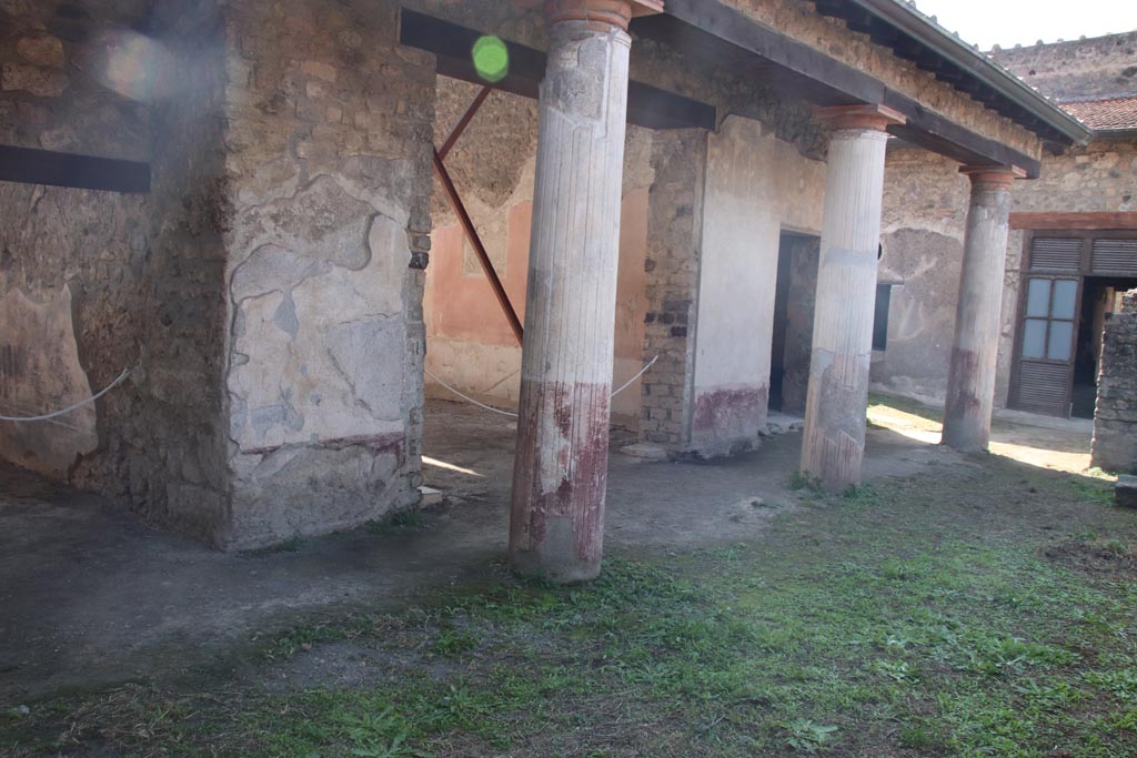 V.4.a Pompeii. October 2023. Room ‘l’ (L), looking west towards south portico. Photo courtesy of Klaus Heese.