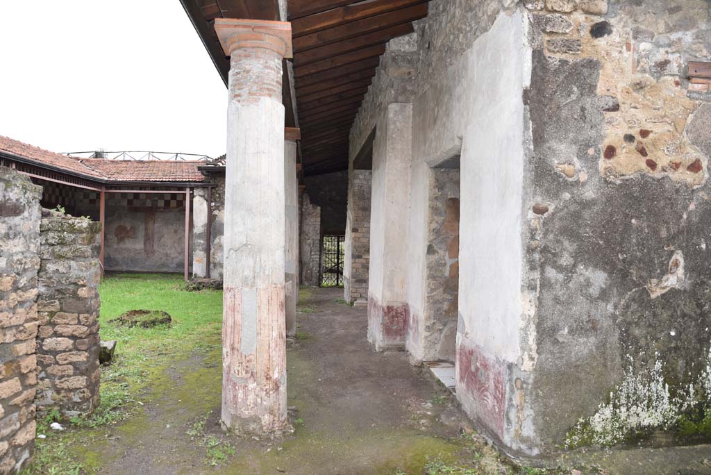 V.4.a Pompeii. March 2018. Room ‘l’ (L), garden area, looking east towards south portico, with doorway to room ‘s’, centre right.     
Foto Annette Haug, ERC Grant 681269 DÉCOR

