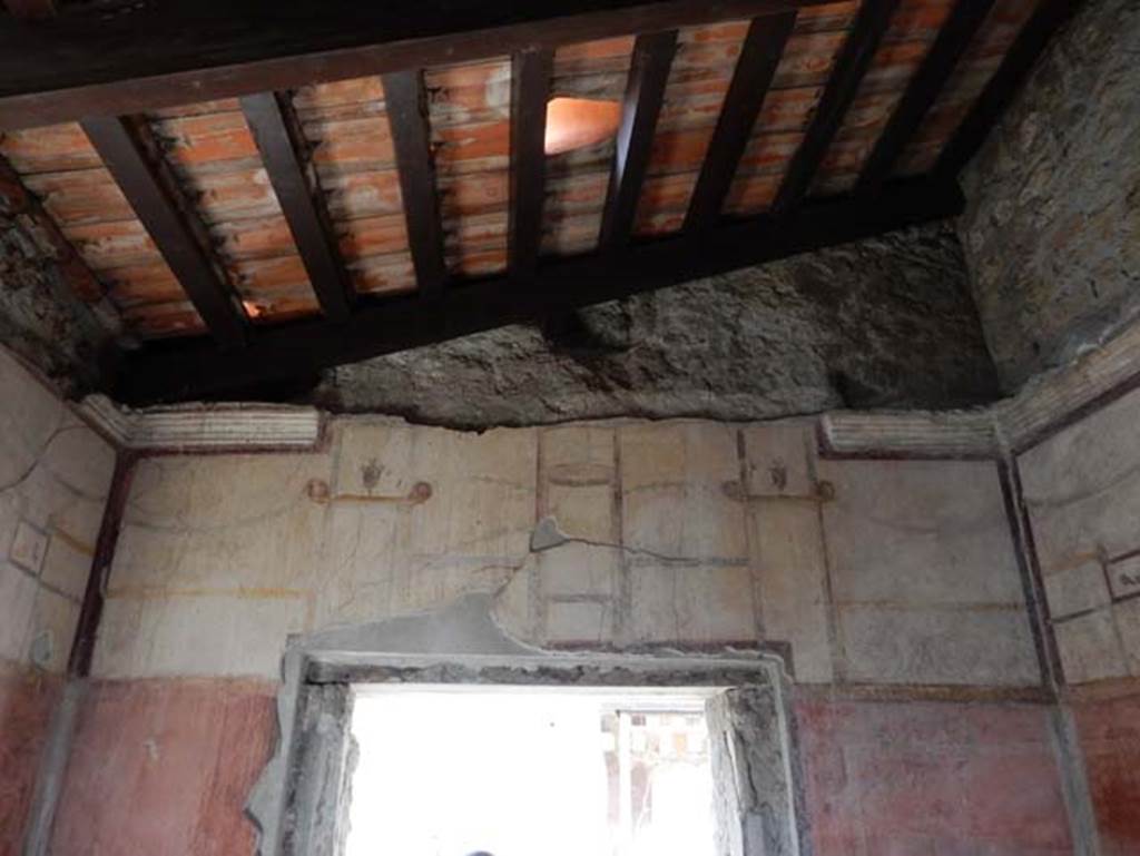V.4.a Pompeii. May 2015. Upper north wall of summer triclinium. Photo courtesy of Buzz Ferebee.
