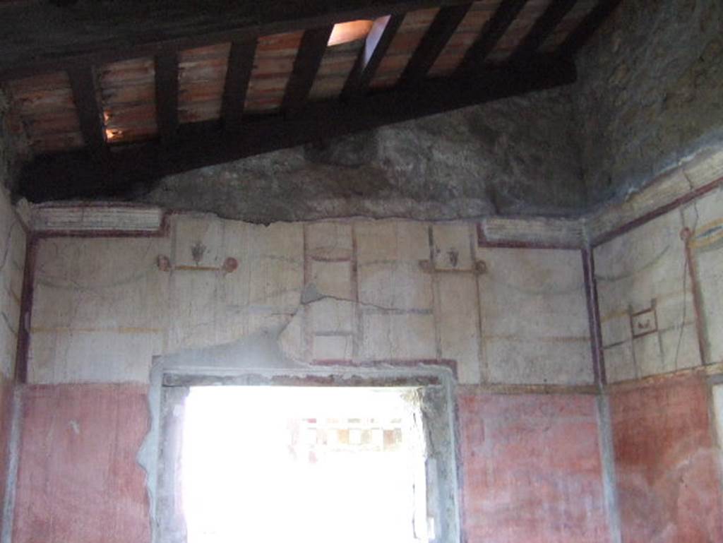 V.4.a Pompeii. May 2006. Summer triclinium, upper north wall above doorway. 