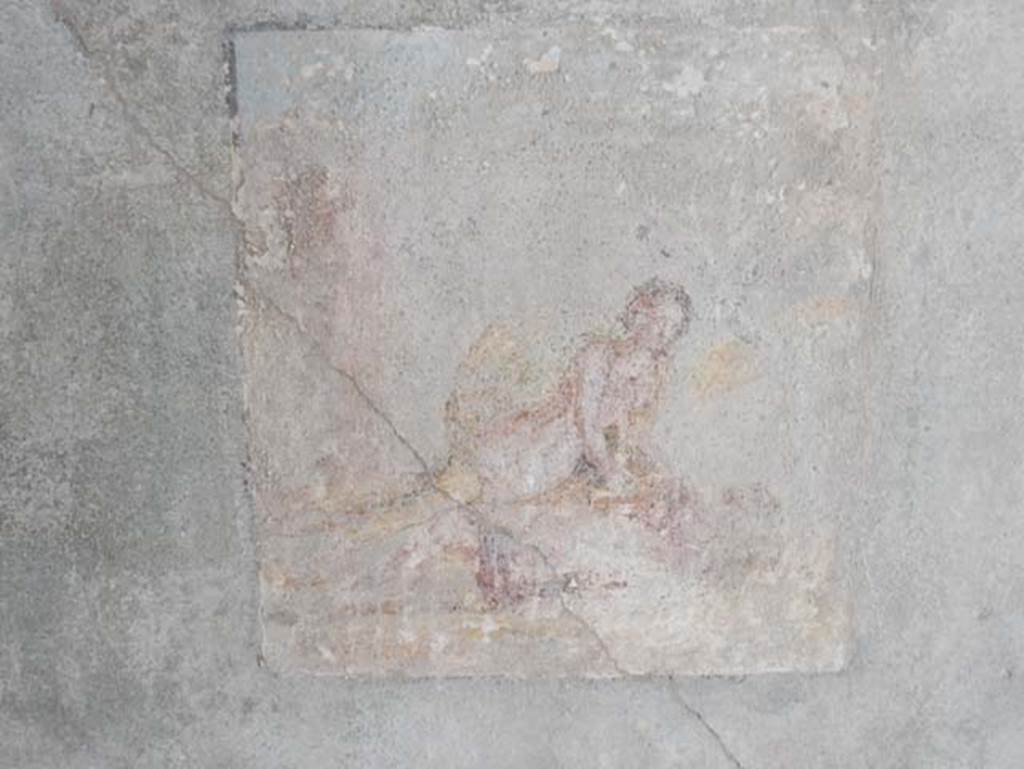 V.4.a Pompeii. May 2015. Wall painting of Pyramus and Thisbe, from west wall of summer triclinium. Photo courtesy of Buzz Ferebee.
