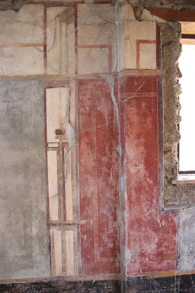 V.4.a Pompeii. October 2023. 
Room ‘s’, detail from west wall on south side of window. Photo courtesy of Klaus Heese.
