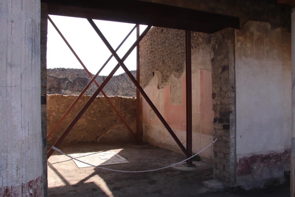 V.4.a Pompeii. October 2023. Room ‘t’, looking through doorway from south portico. Photo courtesy of Klaus Heese.