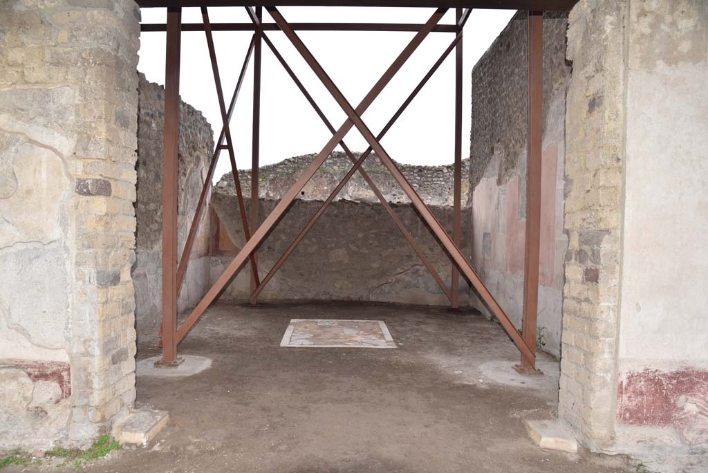 V.4.a Pompeii. March 2018. Room ‘t’, looking south through doorway from south portico.
Foto Annette Haug, ERC Grant 681269 DÉCOR.
