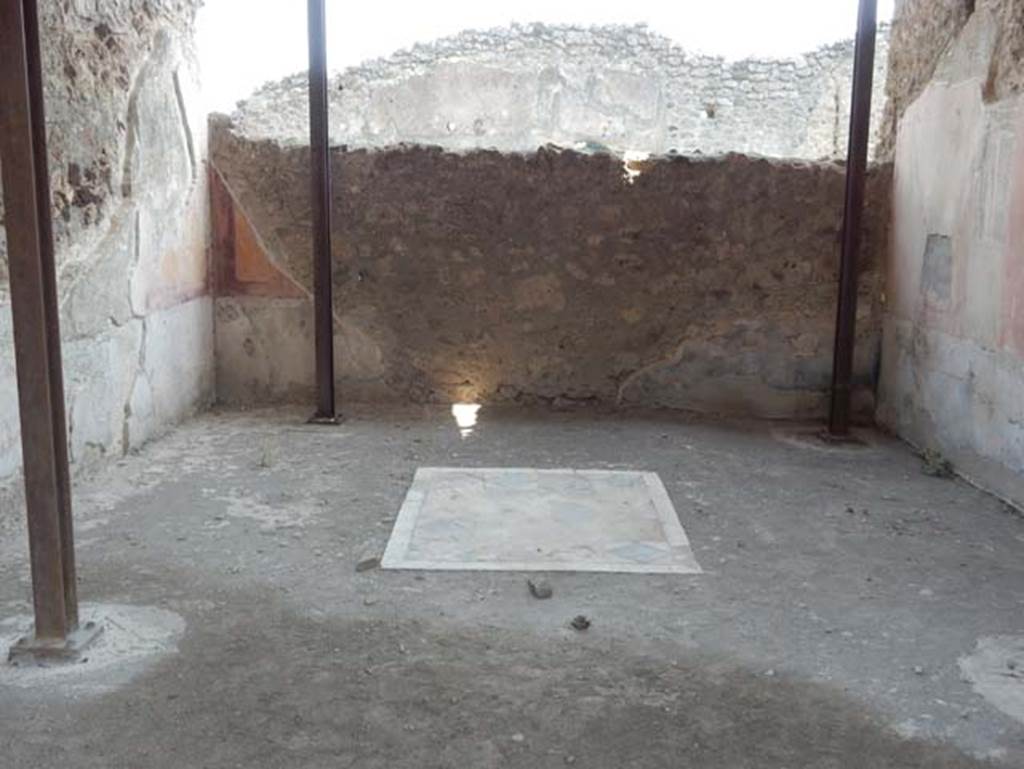 V.4.a Pompeii. May 2015. Room ‘t’, looking south across floor in exedra. Photo courtesy of Buzz Ferebee.