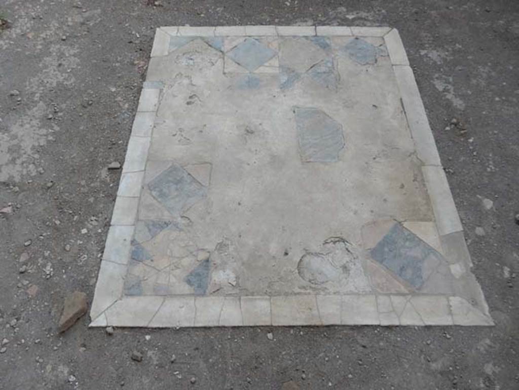 V.4.a Pompeii. May 2015. Room ‘t’, detail of marble centre of floor. Photo courtesy of Buzz Ferebee.

