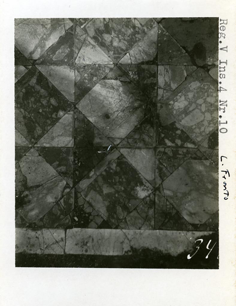 V.4.a Pompeii but shown as V.4.10. Pre-1937-1939. Room ‘t’, detail of centre of floor in exedra. 
Photo courtesy of American Academy in Rome, Photographic Archive. Warsher collection no. 344 marble floor.
