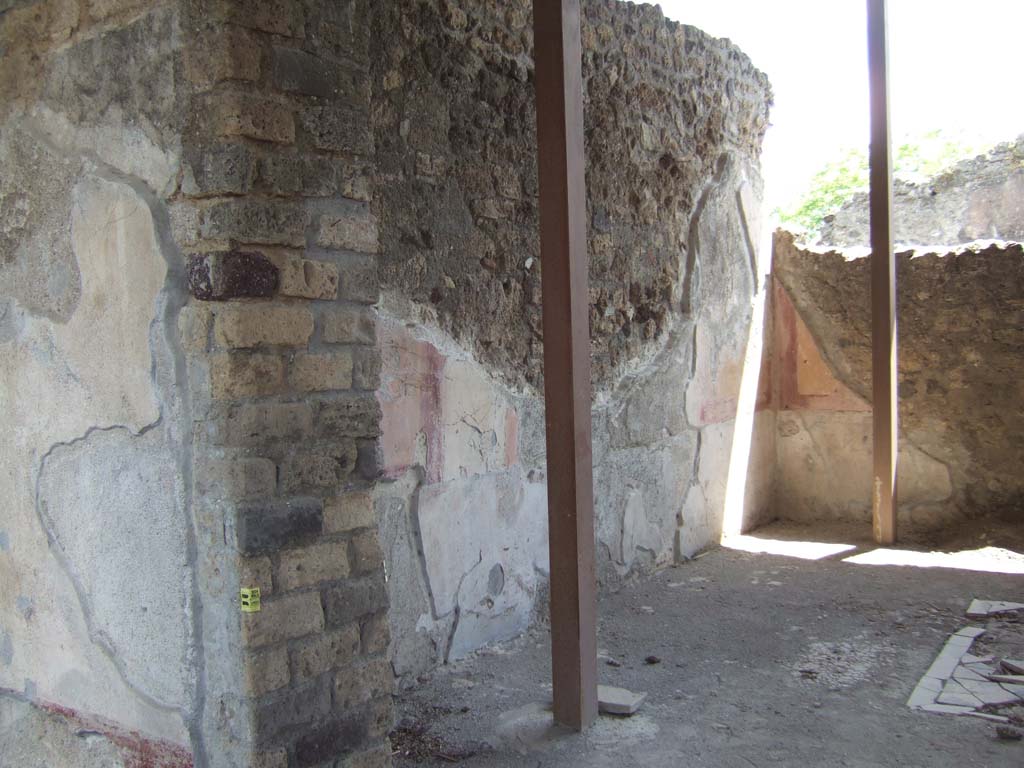 V.4.a Pompeii. May 2006. Room ‘t’, east wall of exedra.
