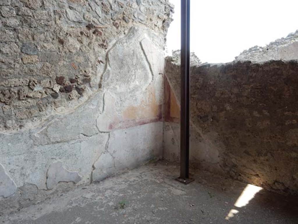 V.4.a Pompeii. May 2015. Room ‘t’, remains of painted decoration in south-east corner of exedra. Photo courtesy of Buzz Ferebee.

