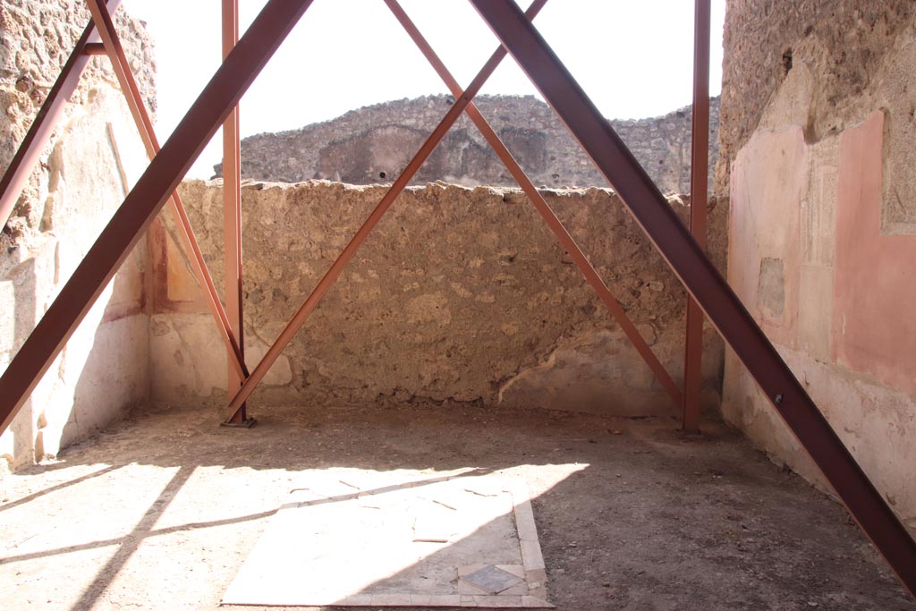 V.4.a Pompeii. October 2023. Room ‘t’, looking towards south wall. Photo courtesy of Klaus Heese.