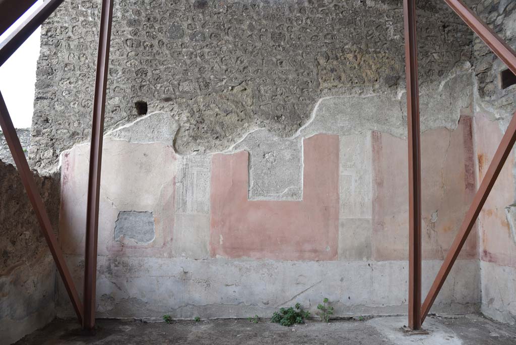 V.4.a Pompeii. March 2018. Room ‘t’, looking towards west wall.
Foto Annette Haug, ERC Grant 681269 DÉCOR.

