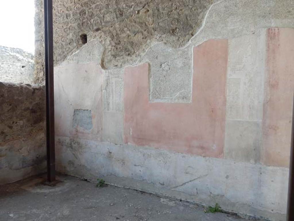 V.4.a Pompeii. May 2015. Room ‘t’, west wall of exedra. Photo courtesy of Buzz Ferebee.