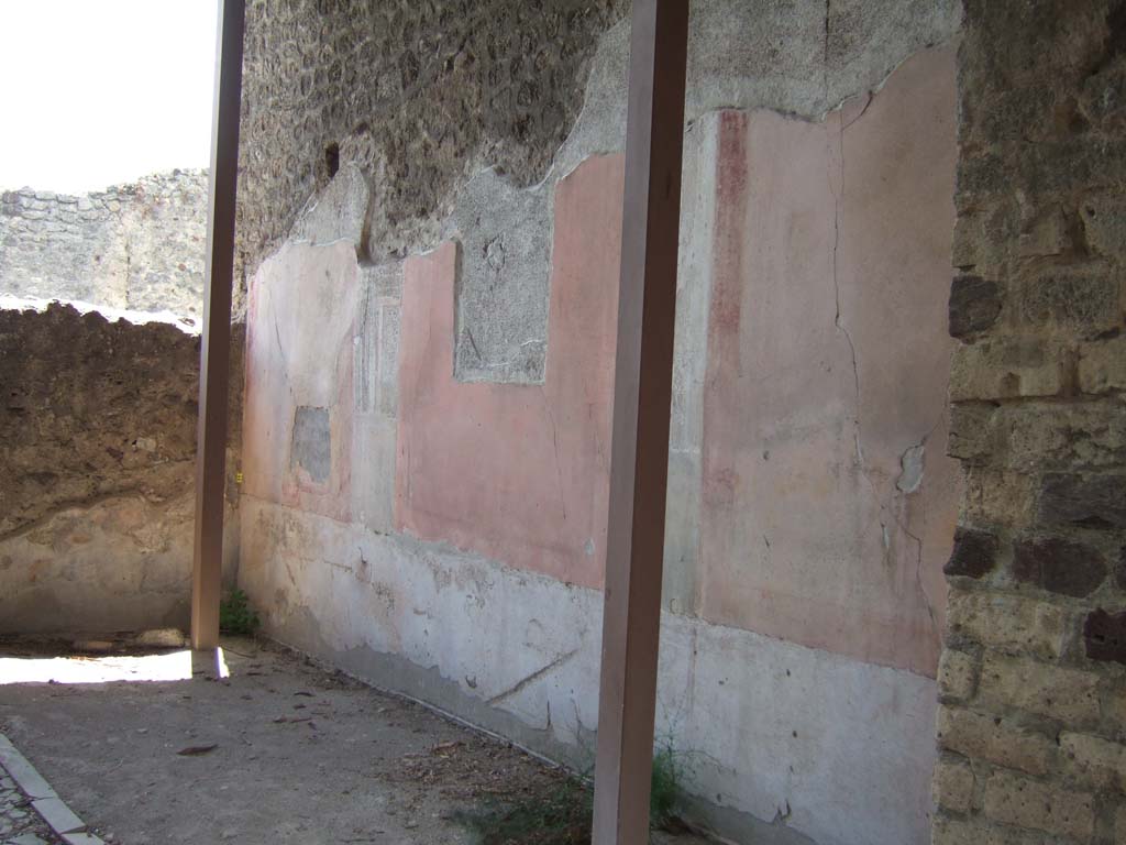 V.4.a Pompeii. May 2006. Room ‘t’, west wall of exedra.