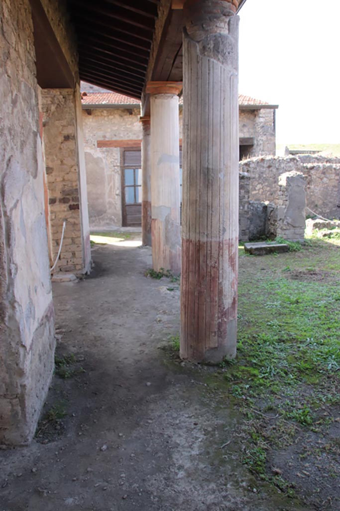 V.4.a Pompeii. October 2023. 
Room ‘l’ (L), looking west along south portico from near room ‘u’. Photo courtesy of Klaus Heese.


