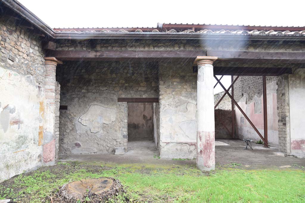 V.4.a Pompeii. March 2018. Room ‘l’ (L), looking south across garden to doorway to room ‘u’ onto south portico, in centre.      
Foto Annette Haug, ERC Grant 681269 DÉCOR

