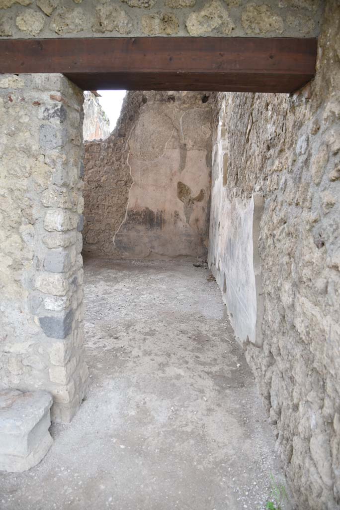 V.4.a Pompeii. March 2018. Room ‘u’, looking south through doorway.
Foto Annette Haug, ERC Grant 681269 DÉCOR.
