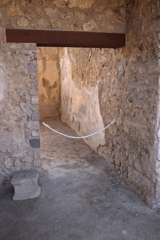 V.4.a Pompeii. October 2023. 
Room ‘u’, looking south along west wall, through doorway. Photo courtesy of Klaus Heese.
