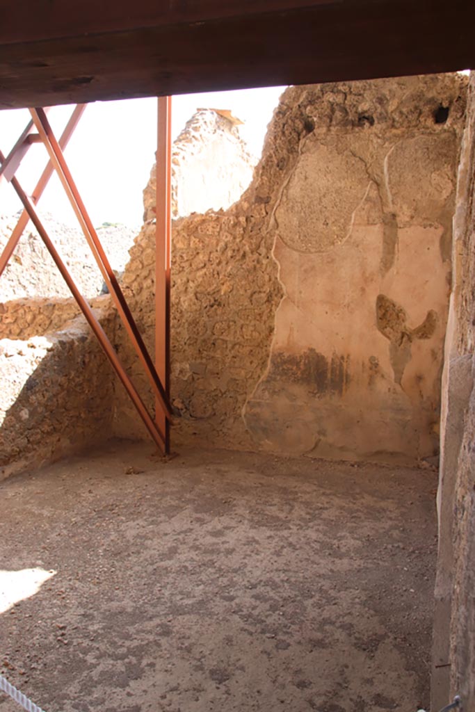 V.4.a Pompeii. October 2023. 
Room ‘u’, looking south through doorway. Photo courtesy of Klaus Heese.
