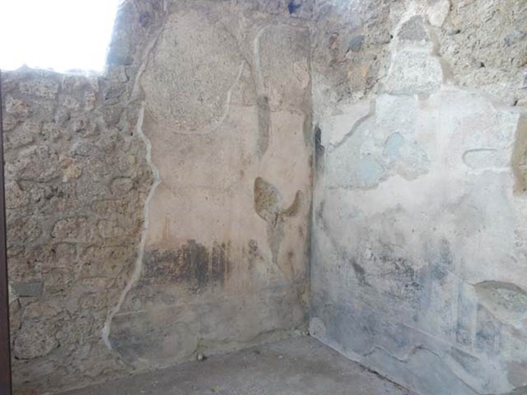 V.4.a Pompeii. May 2015. Room ‘u’, looking towards south-west corner. Photo courtesy of Buzz Ferebee.


