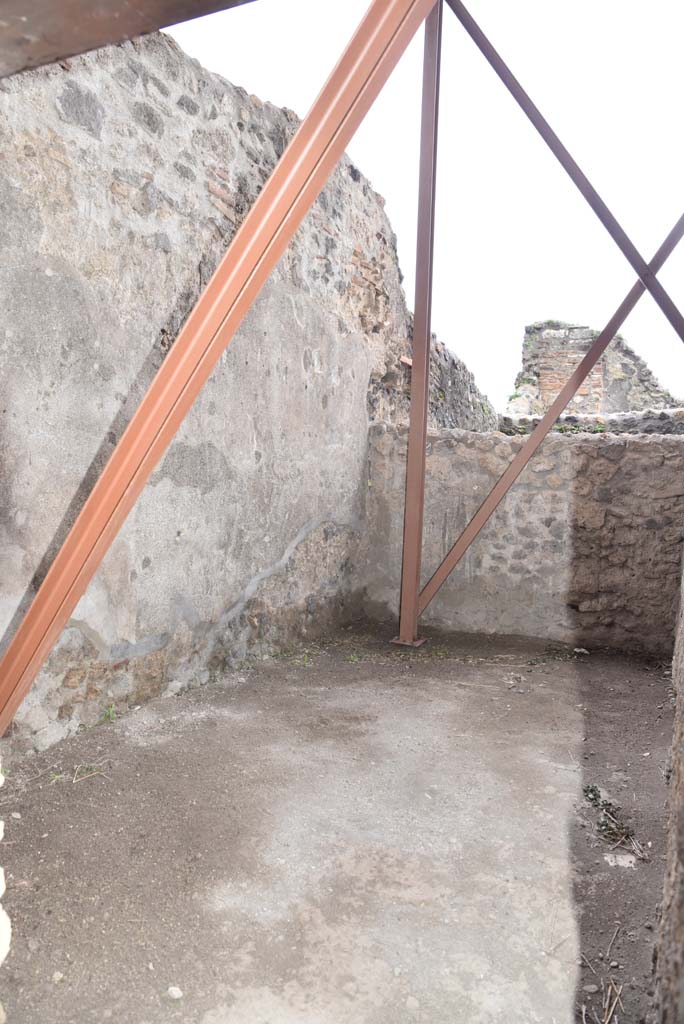 V.4.a Pompeii. March 2018. Room ‘v’, looking towards south-east corner.
Foto Annette Haug, ERC Grant 681269 DÉCOR.


