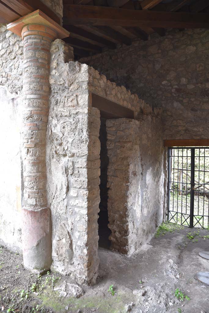 V.4.a Pompeii. March 2018. 
Room ‘x’, doorway on north side of rear entrance doorway at V.4.11, on right.
Foto Annette Haug, ERC Grant 681269 DÉCOR.
