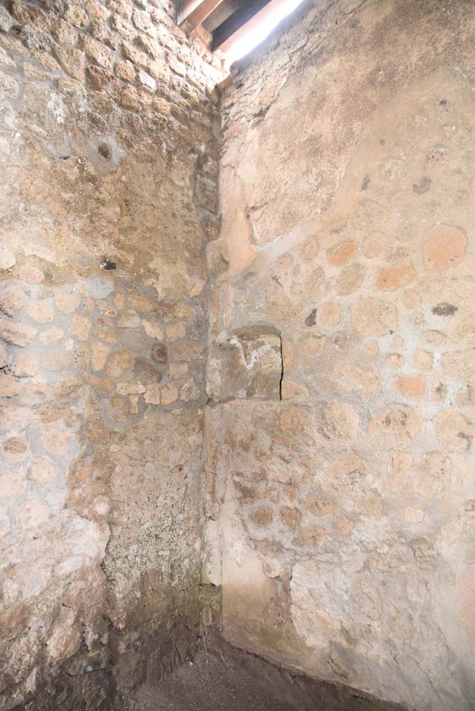 V.4.a Pompeii. March 2018. Room ‘x’, niche on north wall in north-west corner.
Foto Annette Haug, ERC Grant 681269 DÉCOR.
