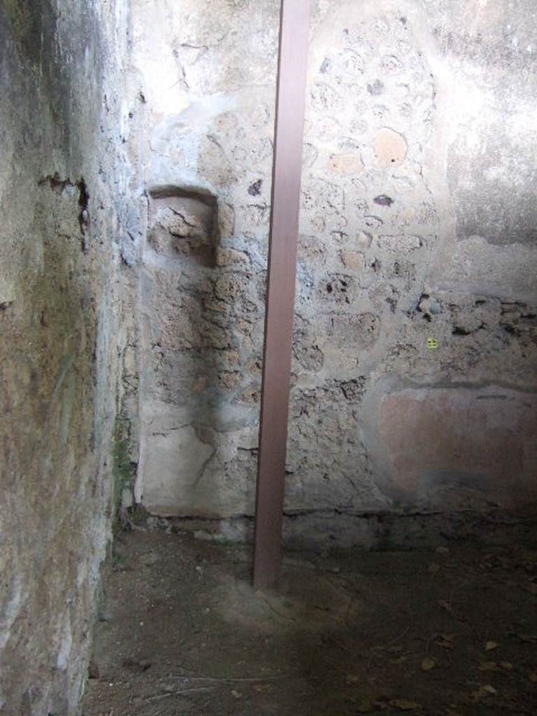 V.4.a Pompeii. May 2006. Room ‘x’, north wall with small niche in north-west corner.