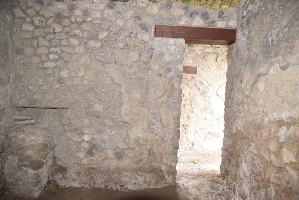 V.4.a Pompeii. March 2018. Room ‘x’, south wall with doorway. 
Foto Annette Haug, ERC Grant 681269 DÉCOR.
