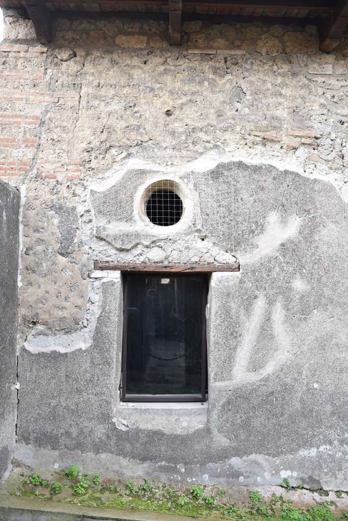 V.4.a Pompeii. March 2018. Room ‘m’, window in south-west corner of small garden area.
Foto Annette Haug, ERC Grant 681269 DÉCOR.

