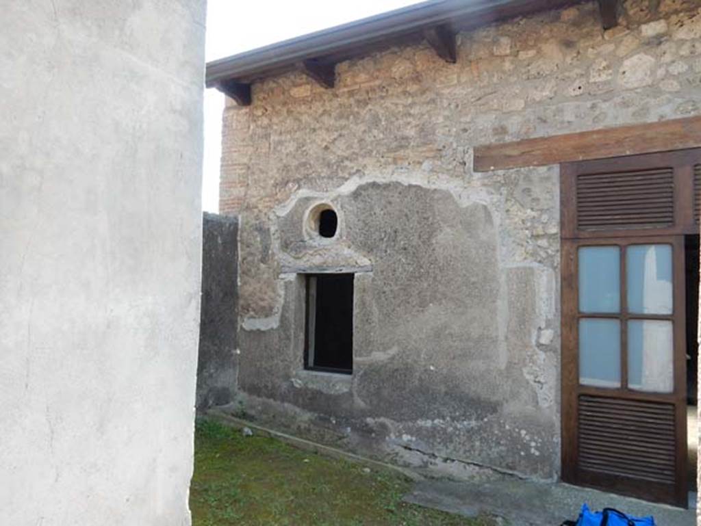 V.4.a Pompeii. May 2015. Looking south-west across small garden area towards the windows of the small cubiculum. On the right is the tablinum. Photo courtesy of Buzz Ferebee.
