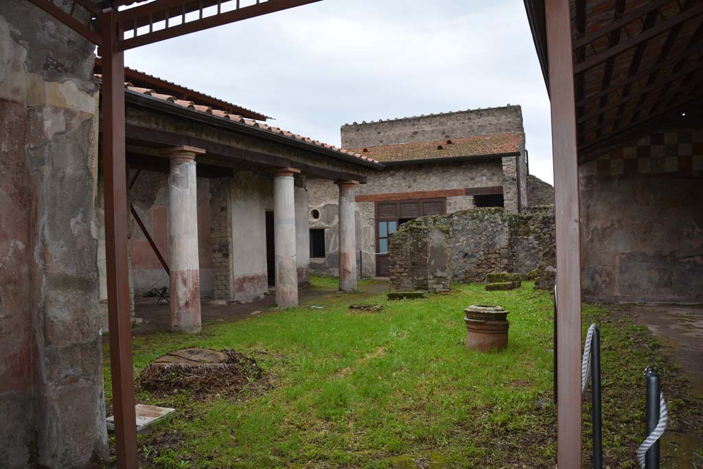 V.4.a Pompeii. March 2018. Room ‘l’ (L), looking south-west across garden area towards room ‘m’, in centre.             
Foto Annette Haug, ERC Grant 681269 DÉCOR


