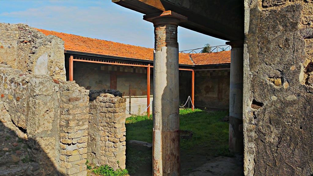 V.4.a Pompeii. 2017/2018/2019. 
Room ‘l’ (L), looking north-east towards south portico and across garden area, from garden area ‘m’. Photo courtesy of Giuseppe Ciaramella.
