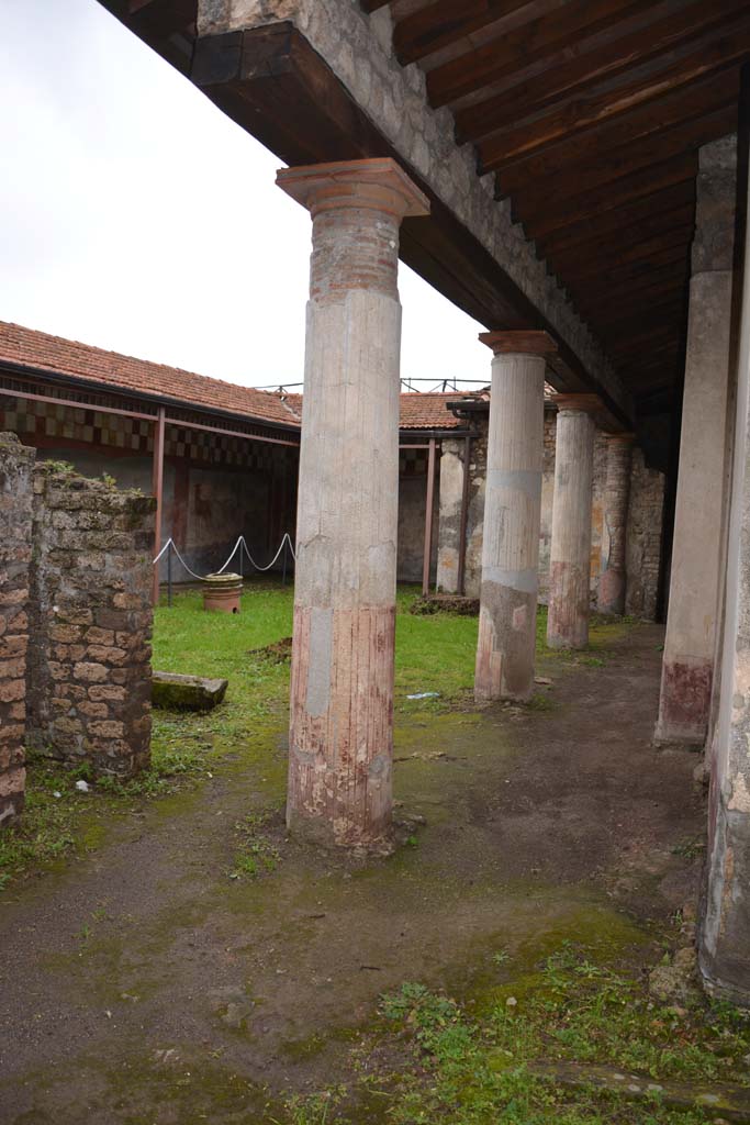 V.4.a Pompeii. March 2018. 
Room ‘l’ (L), looking north-east towards south portico and across garden area, from garden area ‘m’.      
Foto Annette Haug, ERC Grant 681269 DÉCOR
