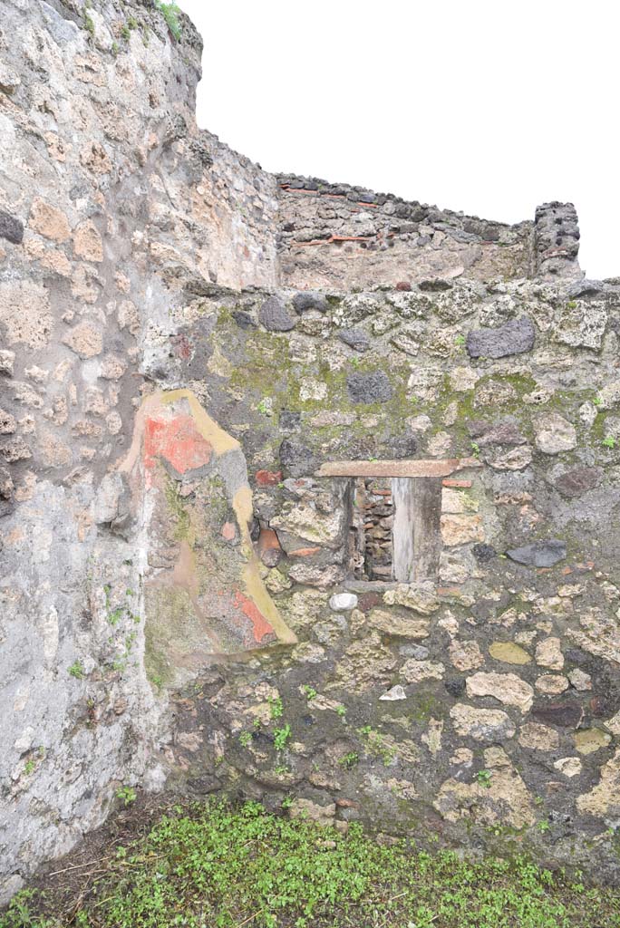 V.4.a Pompeii. March 2018. Room ‘n’, north-east corner, with window in east wall.
Foto Annette Haug, ERC Grant 681269 DÉCOR.

