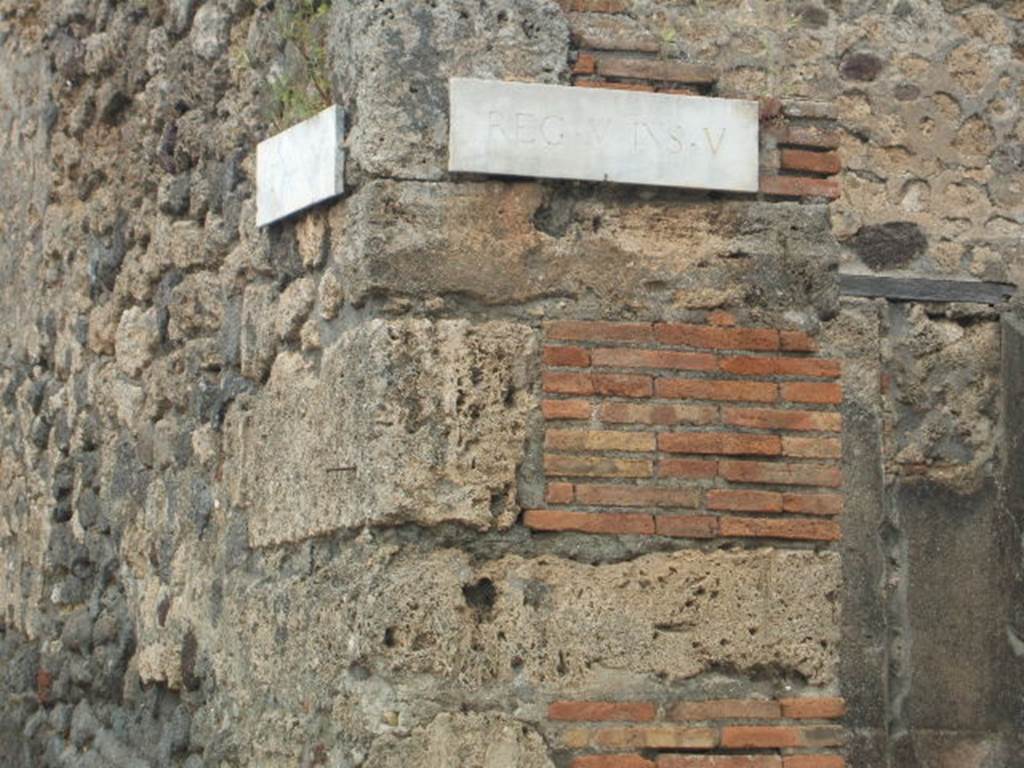 Corner of V.5.1 at junction of Via di Nola with Vicolo dei Gladiatori. September 2004.